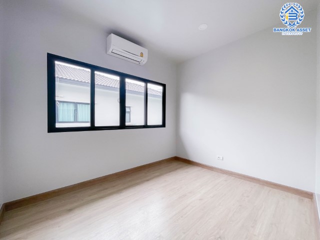 *****บ้านเดี่ยวมือสองกรุงเทพฯ ม.แกรนด์ บริทาเนีย วงแหวน-รามอินทรา #หลังมุม เนื้อที่กว้างขวางสุดถึง 64.6 ตร.ว. ฟังก์ชัน 4 ห้องนอน 5 ห้องน้ำ 2 ที่จอดรถ บ้านใหม่พร้อมอยู่ ไม่เคยเข้า บนทำเลเดินทางสะดวก ติดถนนกาจนาภิเษก ใกล้รถไฟฟ้าสายสีเขียว "สถานีคูคต" และทางด่วน